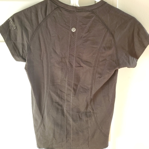 Lululemon t-shirt - Picture 2 of 2